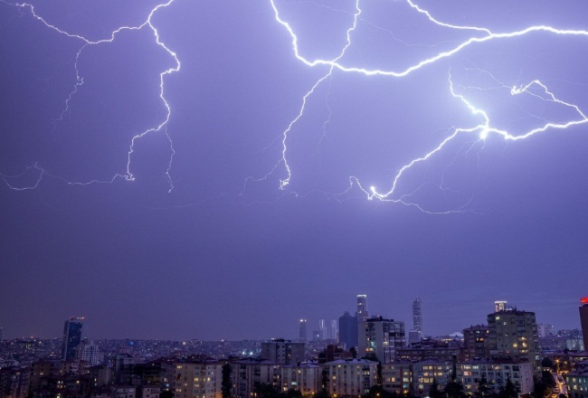 Dông lốc là gì? Dông thường xuất hiện khi nào và khu vực nào thường xuất hiện mây dông ?